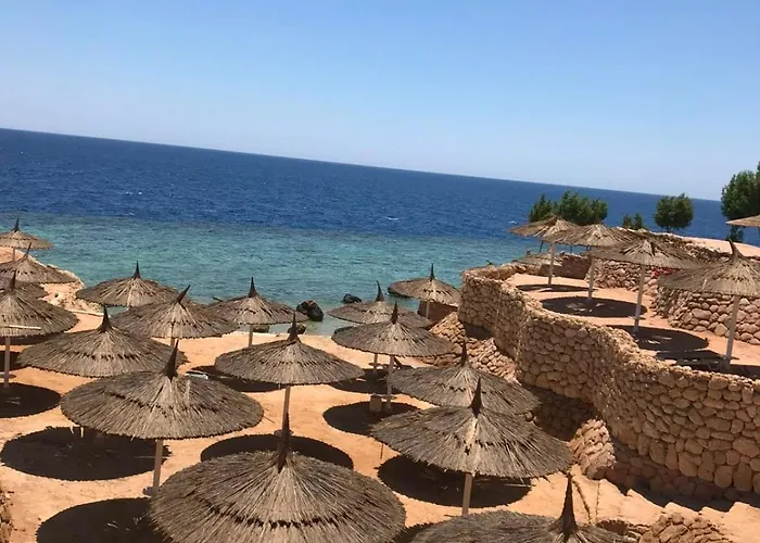 Beachfront Mansion With A Private Pool In Hadaba *