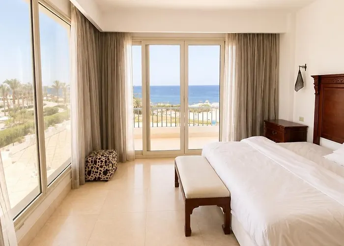 Beachfront Mansion With A Private Pool In Hadaba *