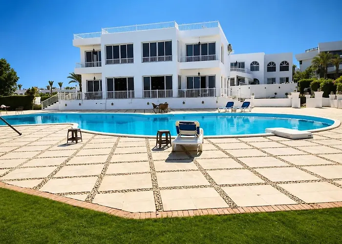 Beachfront Mansion With A Private Pool In Hadaba Villa *
