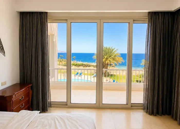 Villa Beachfront Mansion With A Private Pool In Hadaba *